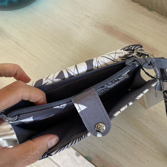 VERA BRADLEY SMART PHONE RFID WALLET WRISTLET NEW WITH TAGS IN GRAY AND WHITE - Picture 3 of 5